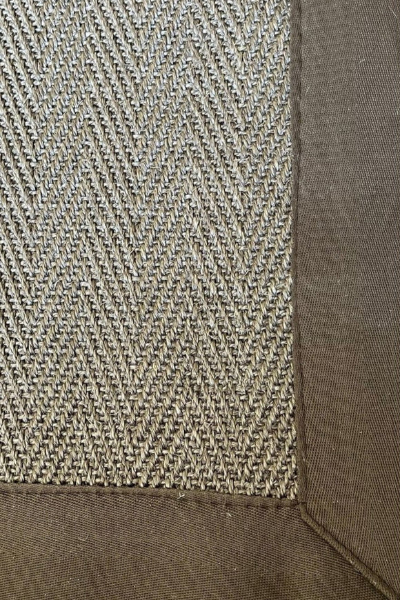 Alfombra de Sisal chocolate tejido espiga con borde café 240 x 350 cm