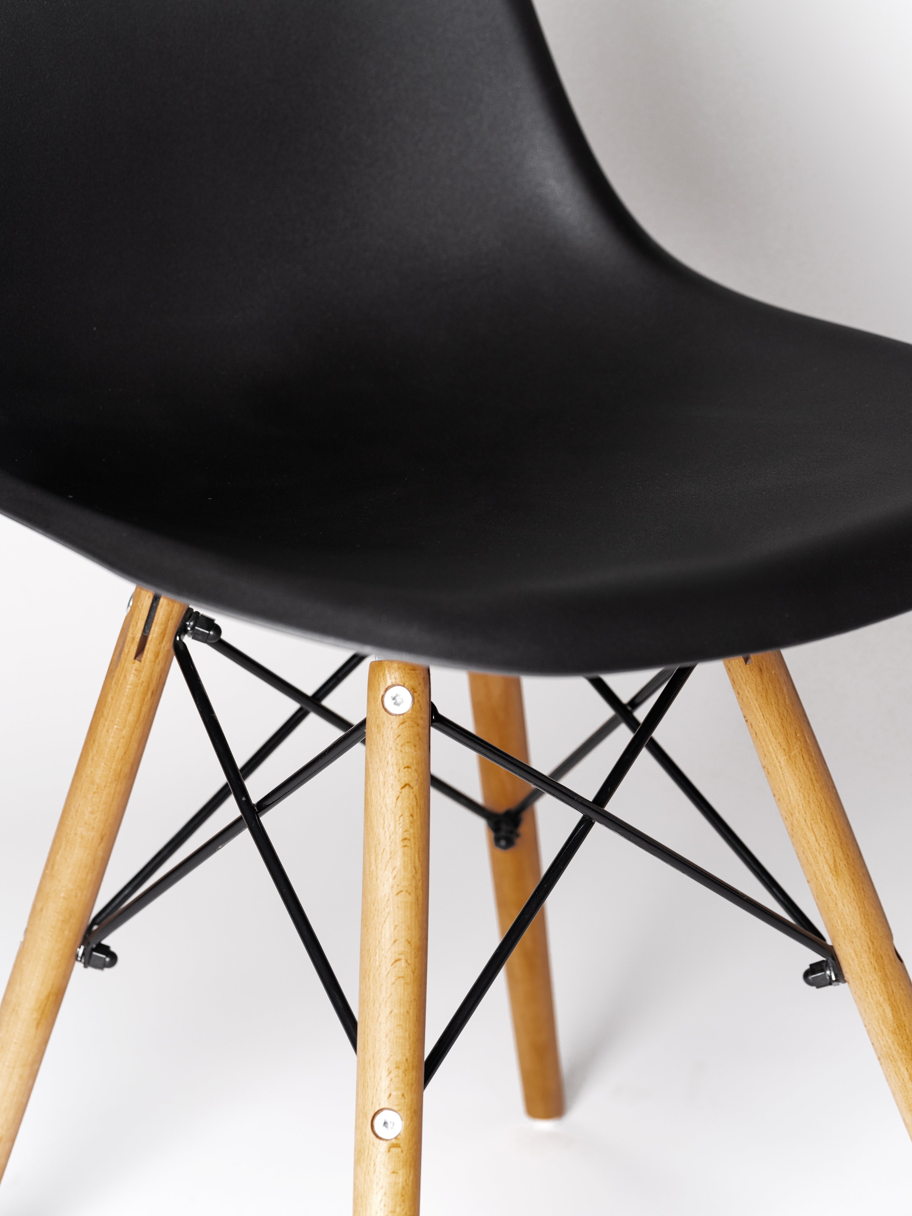 Silla Eames Negra
