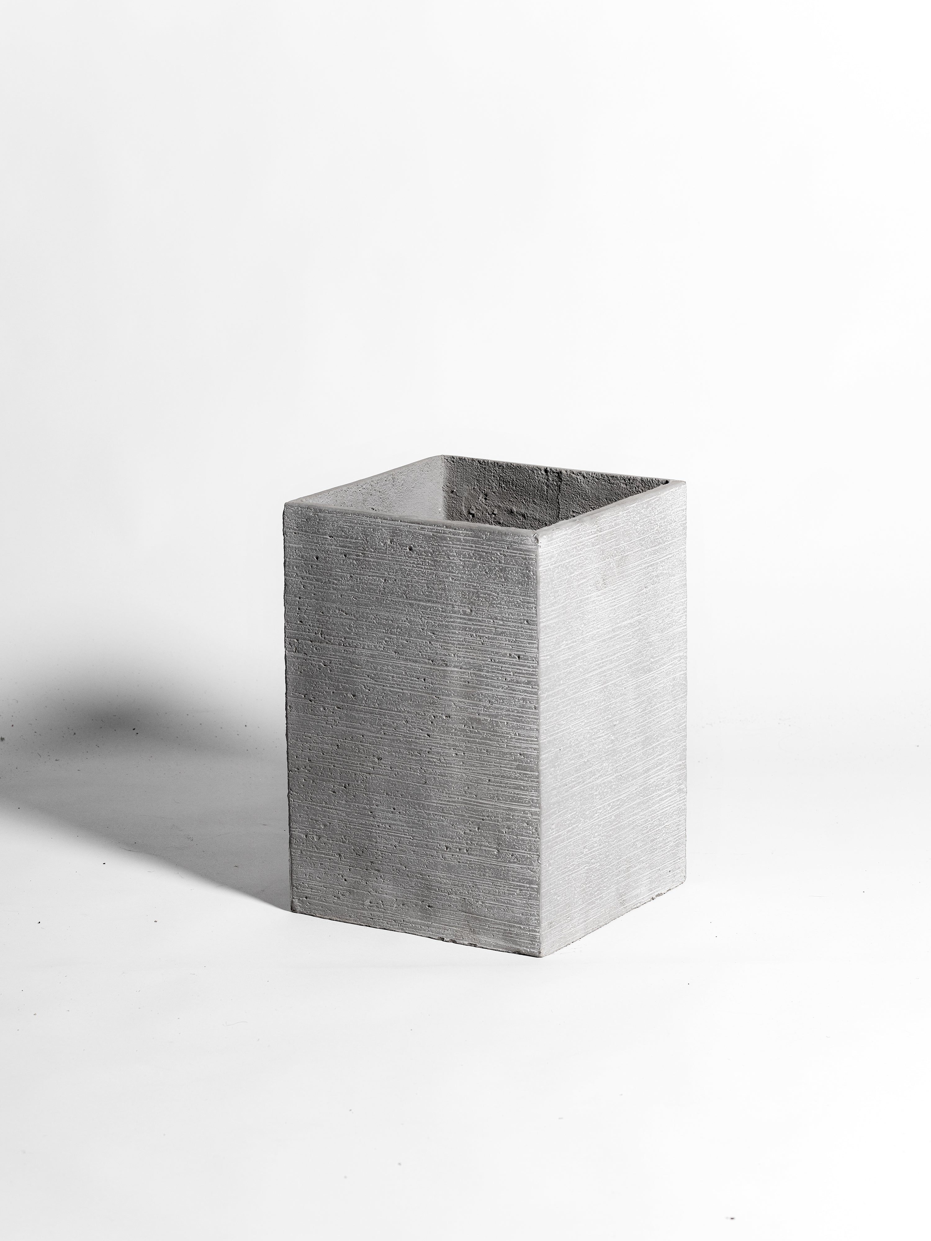Maceta Gris Vetada Base Cuadrada