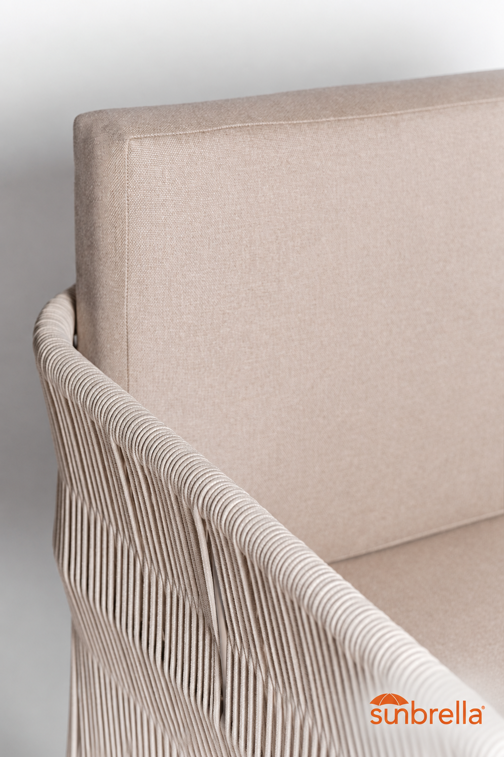 Detalle respaldo con logo Sunbrella